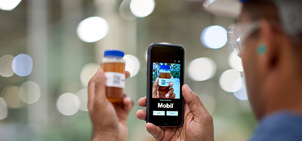 Mobil customer using the MLA app 