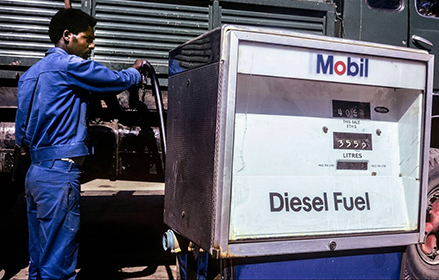 Truk di SPBU Mobil
